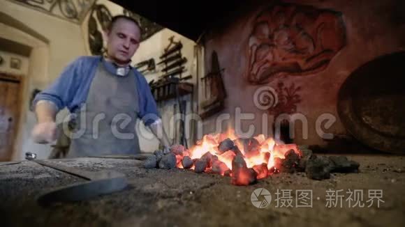 铁匠在火炉旁工作视频