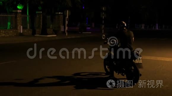 在黑街骑摩托车的头盔男视频