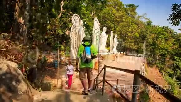 游客女男子前往塔翠寺神像廊视频