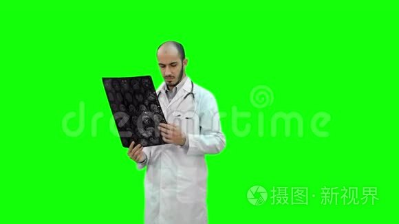 医生在绿色屏幕上检查X射线结果，Chroma键。