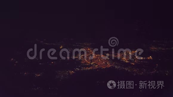 从上面可以看到夜景。 从飞机的窗户到生活方式的灯光