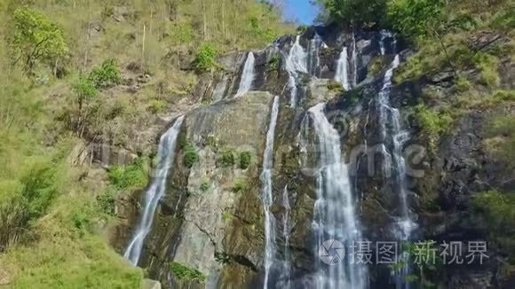 高瀑布瀑布从高地的岩石中倾泻而下