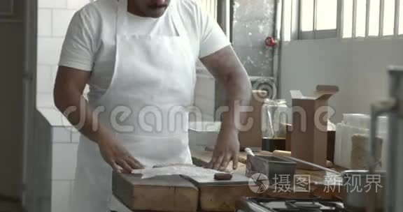 非裔美国人厨师擀面团视频