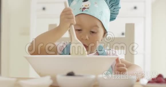 可爱的严肃的幼儿在搅拌碗视频