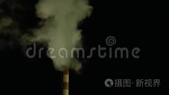 夜空背景下烟囱里冒出的烟视频