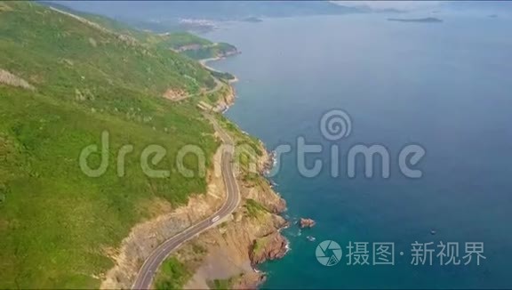 空中观景高速公路，沿石斜坡行驶