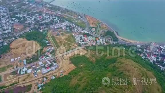 大山顶及现代城市的空中景观视频