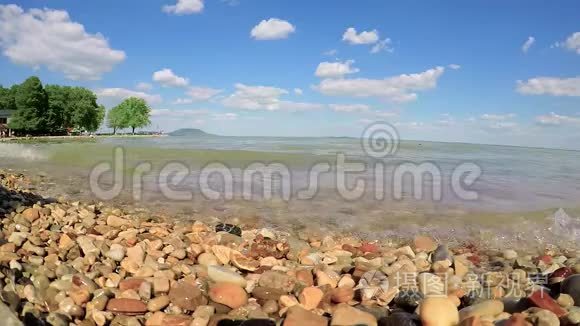 在匈牙利巴拉顿湖附近的海浪视频