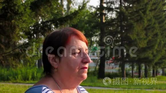 公园里的一位老年妇女滴眼液视频