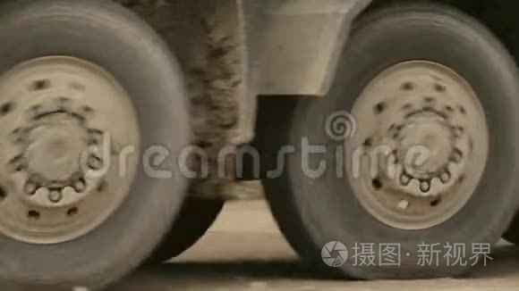 卡车车轮在土路上行驶