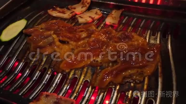 在韩国烤肉店做猪肉视频