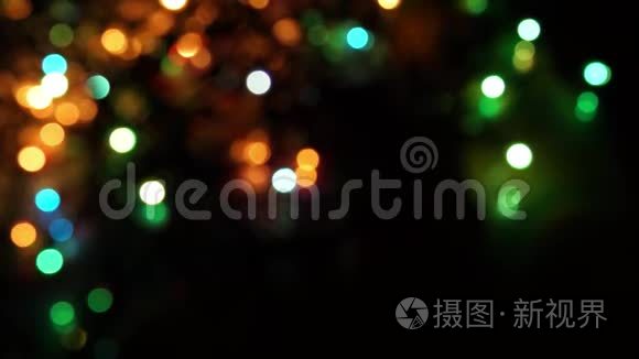 圣诞树的自然灯光背景明亮的灯光绿黄色灯光