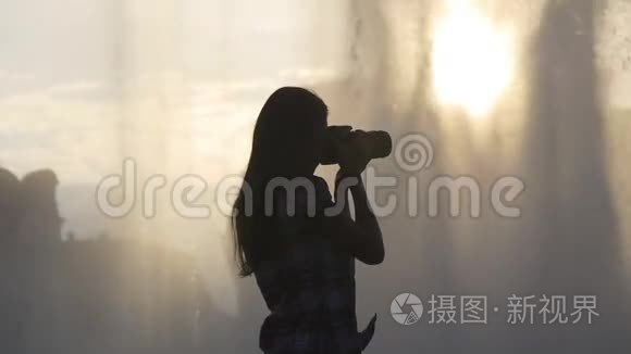 日落喷泉附近的女摄影师视频