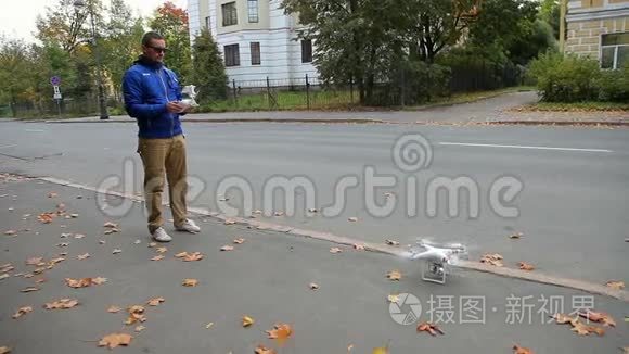 一个人在玩四翼飞行器视频