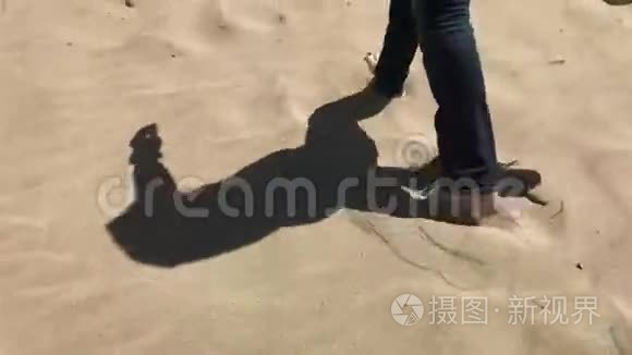 女足在沙滩上行走视频