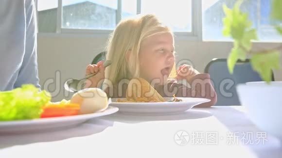 小金发女孩吃鸡妈妈摆花视频