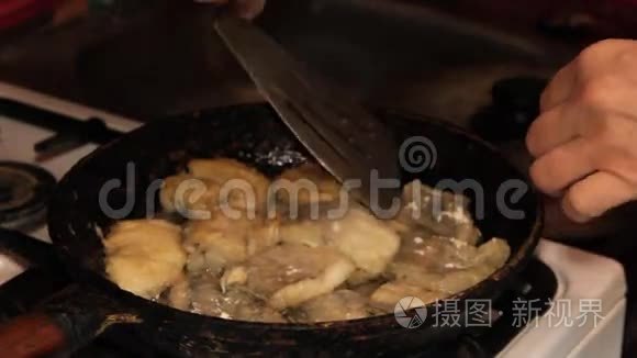 在煤气炉上用煎锅煎鱼视频
