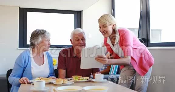 营养师为老年夫妇提供早餐视频