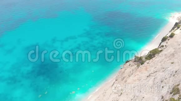 空中无人机可以看到岩石悬崖、野生海滩和碧蓝的海水