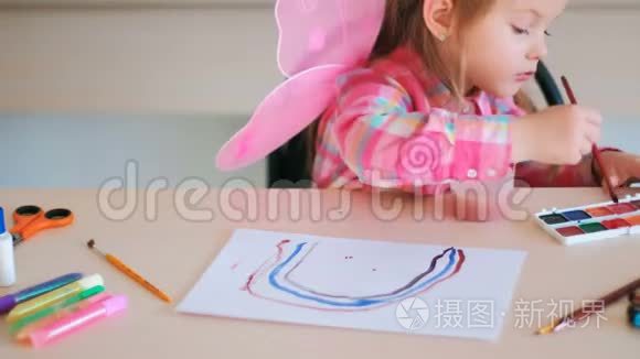 小女孩画学校的天赋视频