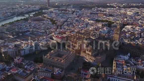 西班牙塞维利亚历史城市和大教堂的鸟瞰图