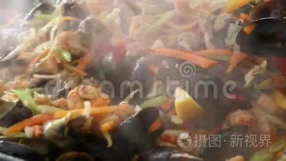 在煎锅中加入海鲜炒菜炖肉视频