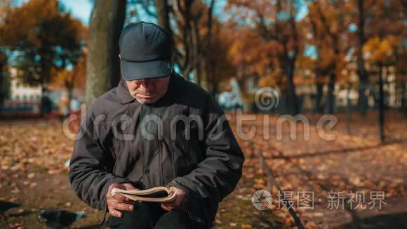 老人在公园外看书视频