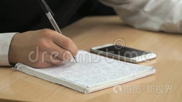 商人用钢笔在笔记本上写课文视频