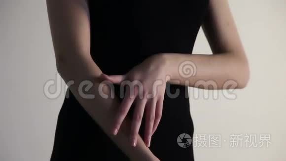 一个女人用手指抚摸手臂视频