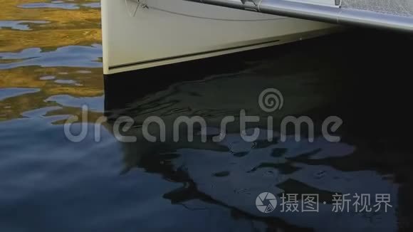 码头附近的双体船在水面上摇晃视频