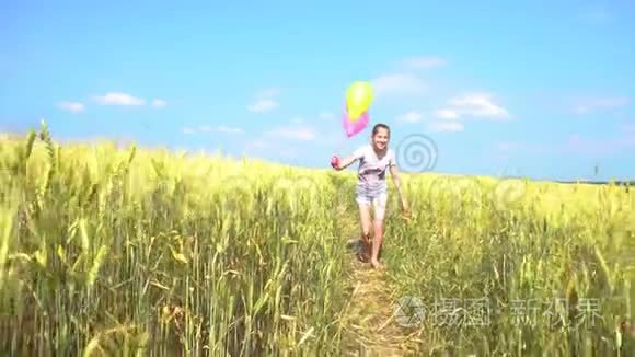 快乐少女与气球在野外玩得开心视频