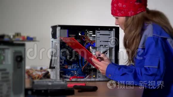 电脑专家女士安装固定电脑内存视频