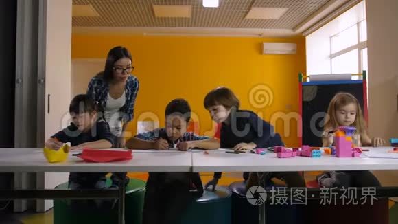 不同的幼儿园学生在教室里学习