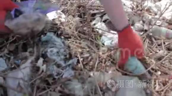 友好的生态学家在公园清理垃圾视频