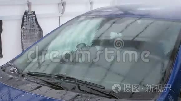 洗车。 高压清洗汽车玻璃的喷水器
