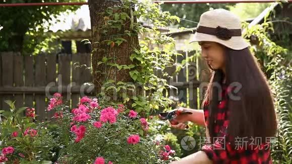 园丁女孩用剪刀修剪花