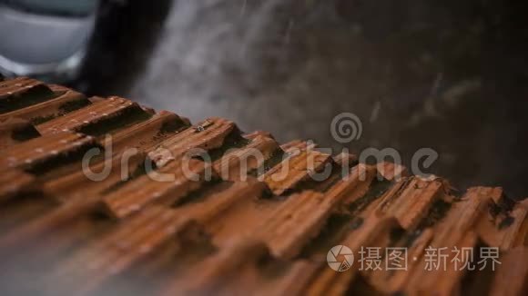 屋顶上的雨水和冰雹撞击视频