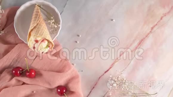 传统华夫饼锥与冰淇淋视频