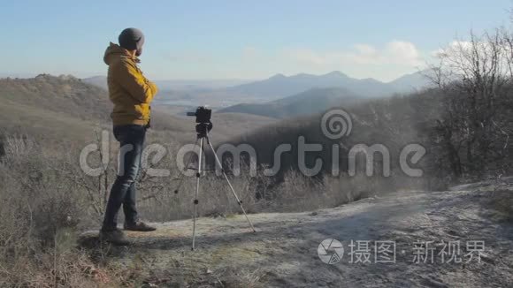 在三脚架上用摄像机拍摄风景视频