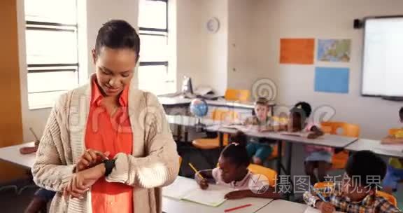 教师在课堂上调整智能手表视频