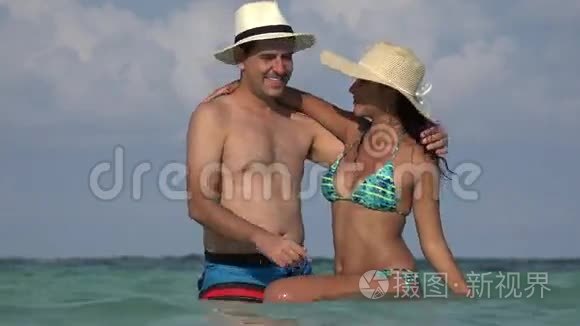 夏日度假喜夫妻穿泳装和比基尼视频