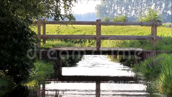 一条小河上的木桥视频