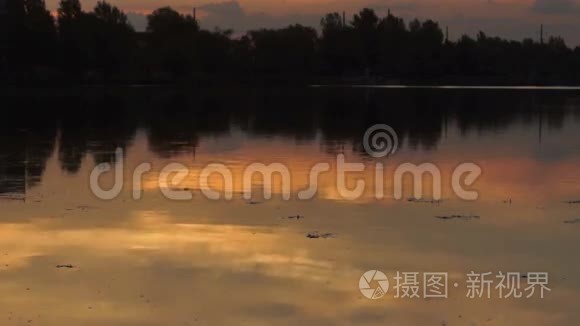 太阳湖水倒影视频