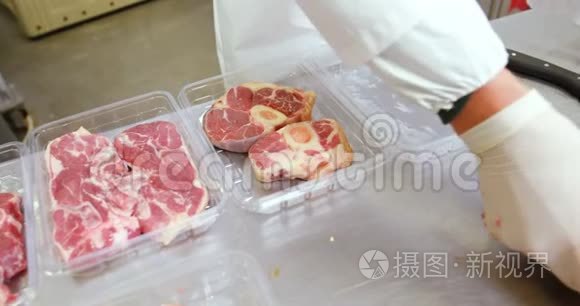肉贩中间一段用容器包装红肉视频
