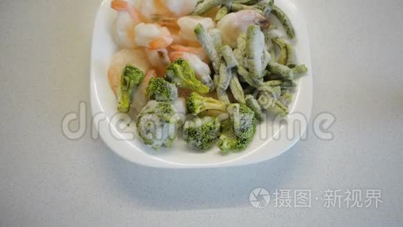 冷冻虾西兰花和豆类视频