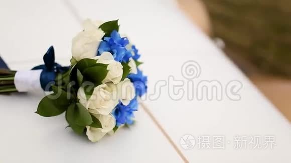 白色背景的蓝色玫瑰婚礼花束视频
