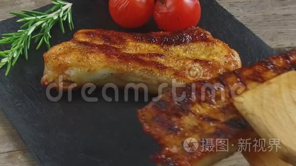 炸排骨放在餐盘上慢动作视频