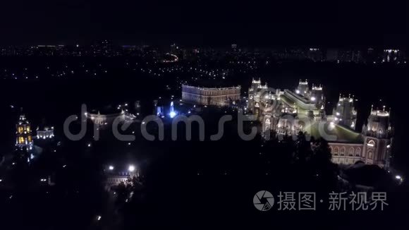 俄罗斯莫斯科-2017年：晚上4k时对Tsaritsyno主宫的鸟瞰图