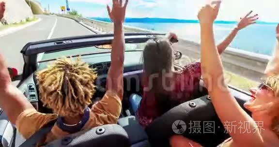 朋友们挥舞着双臂开着敞篷车，颜色分级