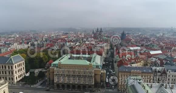 布拉格城市大教堂的美丽全景，从上面可以看到老城和Vltava河。 令人惊叹的城市